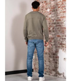 Badge crewneck- tea leaf
