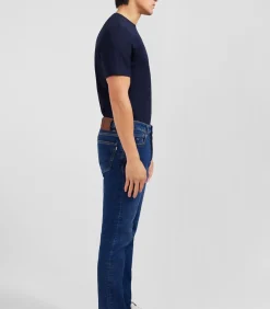 deze stretch-cotton jeans hebben twee westelijke voorzakken en een voorste muntenzak, 2 patch achterzakken, knoopbevestiging en een kenmerkende lederen tag van eden park aan de achterkant katoen </li </li </li </li regelmatige pasvorm knopbevestiging ronde handtekeningknoppen 2 westelijke voorzakken 1 voorste muntenpocket 2 patch back pockets geborduurd eden park -logo op de muntenzak signature eden park leather patch aan de achterkant tricolor lint aan de achterkant pocket lengte van binnenbladen: 82cm.