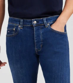 deze stretch-cotton jeans hebben twee westelijke voorzakken en een voorste muntenzak, 2 patch achterzakken, knoopbevestiging en een kenmerkende lederen tag van eden park aan de achterkant katoen </li </li </li </li regelmatige pasvorm knopbevestiging ronde handtekeningknoppen 2 westelijke voorzakken 1 voorste muntenpocket 2 patch back pockets geborduurd eden park -logo op de muntenzak signature eden park leather patch aan de achterkant tricolor lint aan de achterkant pocket lengte van binnenbladen: 82cm.